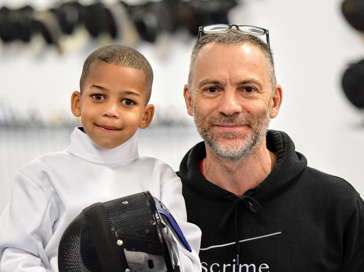 Laurent Bel, fondateur d'Escrime Paris Nord, avec un jeune escrimeur